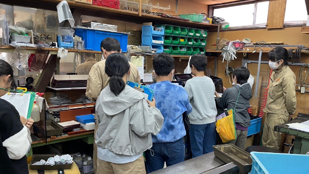 地元近隣の小学生達が工場見学に来てくれました。